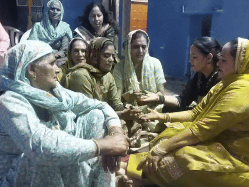 मंगल गीत गाती परिवार की महिलाएं।