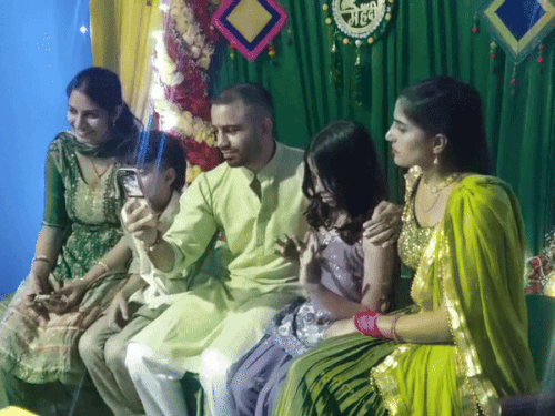 मेहंदी की रस्म के दौरान अंतर्राष्ट्रीय बॉक्सर अमित पंघाल।