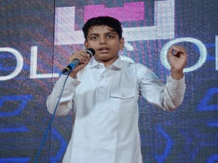 भिवानी के कीर्ति नगर स्थित सांस्कृतक सदन में गायिका लता मंगेशकर की याद में आयोजित गायन प्रतियोगिता में प्रस्तुति देते हुए प्रतिभागी