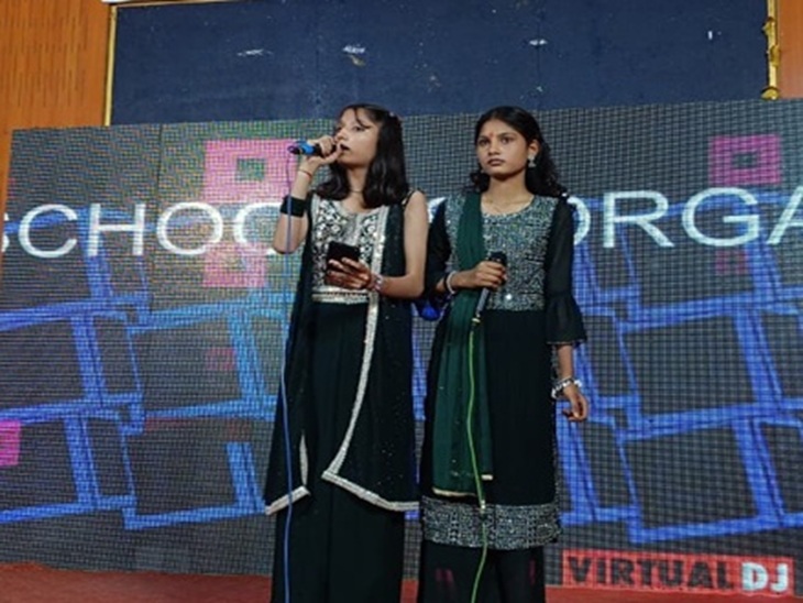 भिवानी के कीर्ति नगर स्थित सांस्कृतक सदन में गायिका लता मंगेशकर की याद में आयोजित गायन प्रतियोगिता में प्रस्तुति देते हुए प्रतिभागी