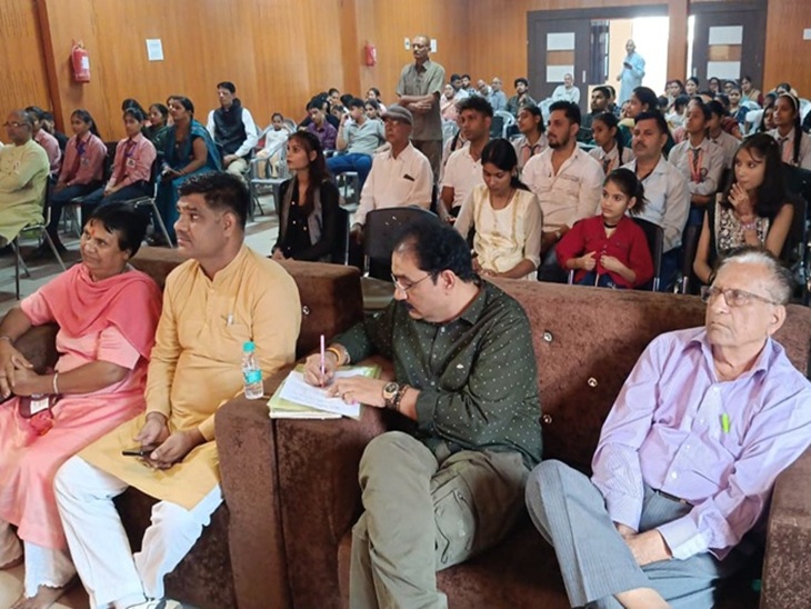 भिवानी के कीर्ति नगर स्थित सांस्कृतक सदन में गायिका लता मंगेशकर की याद में आयोजित गायन प्रतियोगिता में मौजूद जज व अन्य