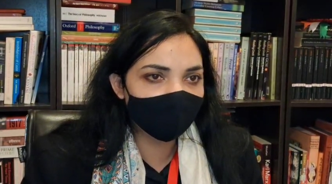 अपनी बात बताती पुष्पम प्रिया चौधरी