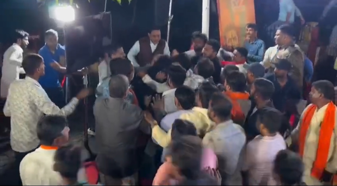 डिबेट कार्यक्रम के दौरान हंगामा।