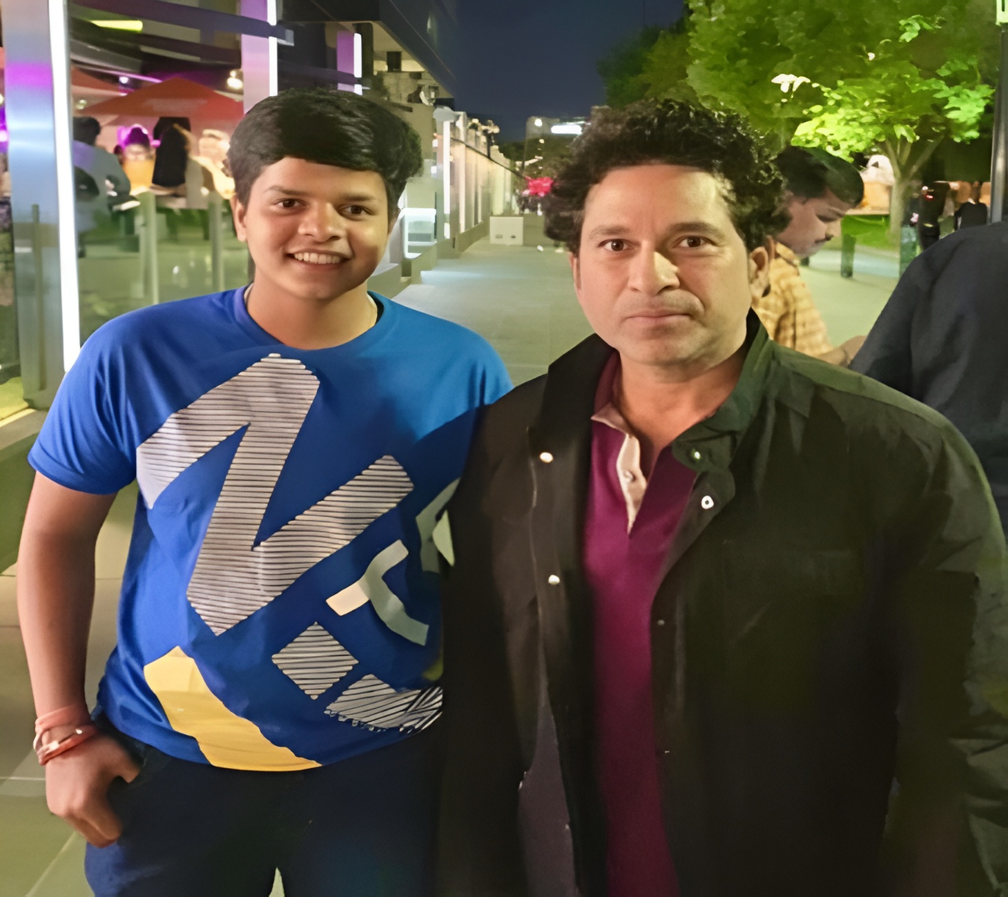 पूर्व क्रिकेटर सचिन तेंदुलकर के साथ शेफाली वर्मा का फाइल फोटो। सचिन को क्रिकेट खेलता देखकर ही शेफाली ने क्रिकेटर बनने की ठानी थी।