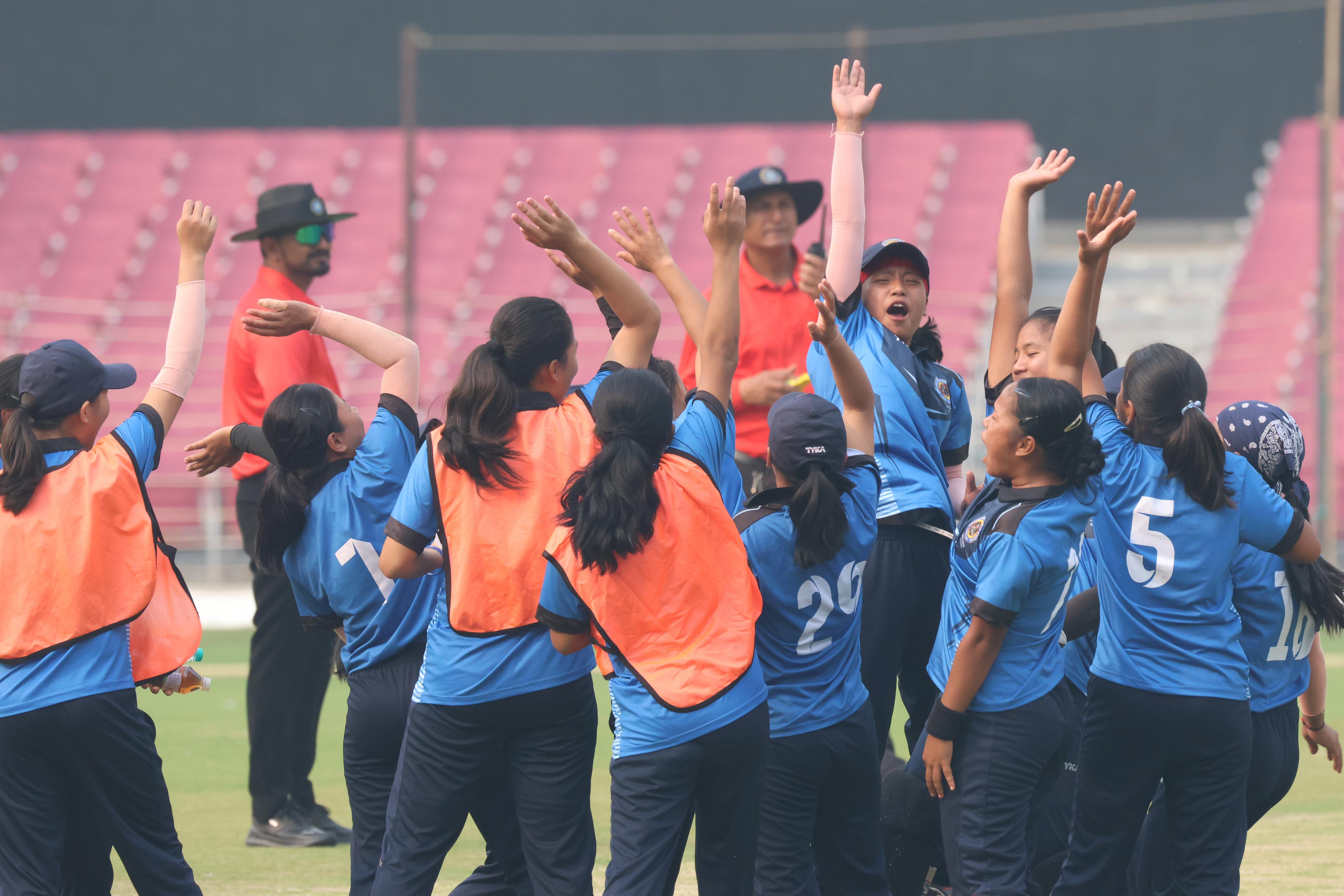 जीत का जश्न मनाते खिलाड़ी।