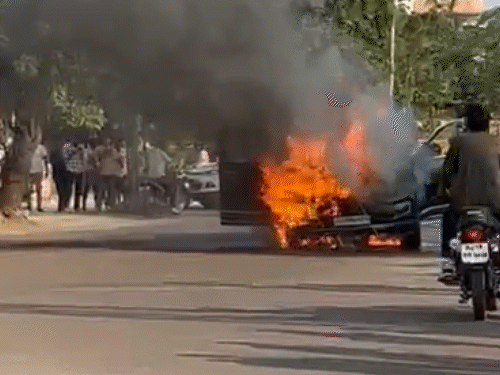 जोधपुर में चलती स्कॉर्पियो में आग लगने से हड़कंप मच गया, देखते ही देखते आग का गोला बन गई।