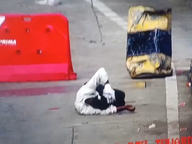 टोल प्लाजा पर घायल क्लीनर।