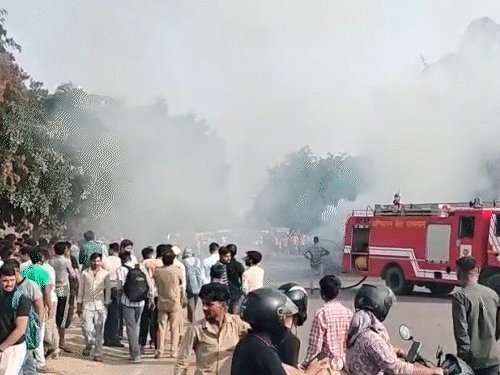 स्कॉर्पियो में आग लगने के बाद धुआं ही धुआं फैल गया, दमकल की मदद से काबू पाया गया।