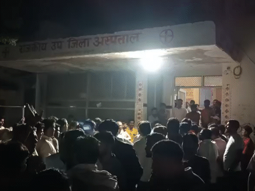 हादसे के बाद घायलों और शवों को ओसियां अस्पताल लाया गया, जहां बड़ी संख्या में लोग जमा हो गए।