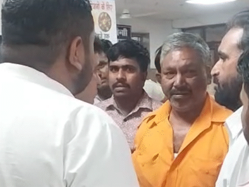 परिजनों को हादसे की सूचना मिली तो रोत-बिलखते अस्पताल पहुंचे।