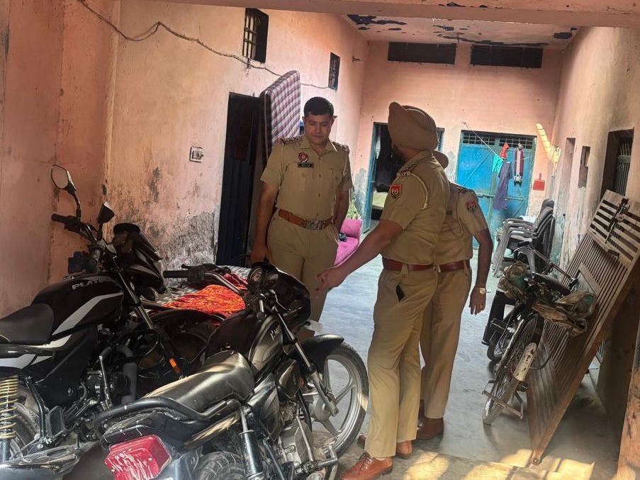 पुलिस द्वारा सीज कई मोटर साइकिल