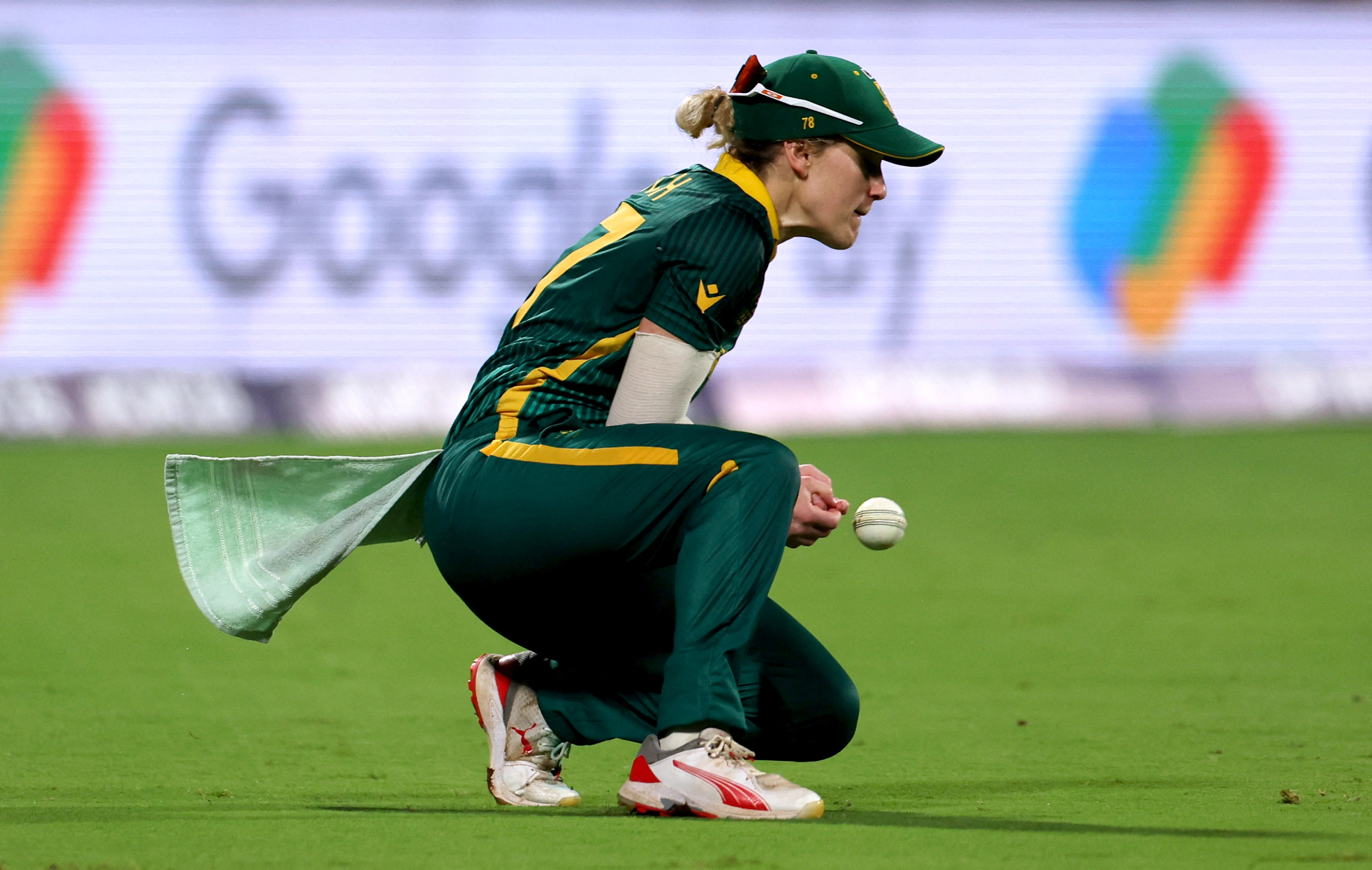 अनेके बॉश ने शेफाली वर्मा का कैच 57 रन पर छोड़ा।