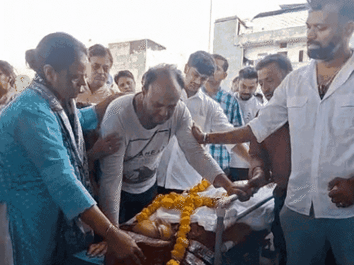 अभिजीता को पति प्रवीण राठौर ने अंतिम बार मंगलसूत्र पहनाकर विदाई दी।