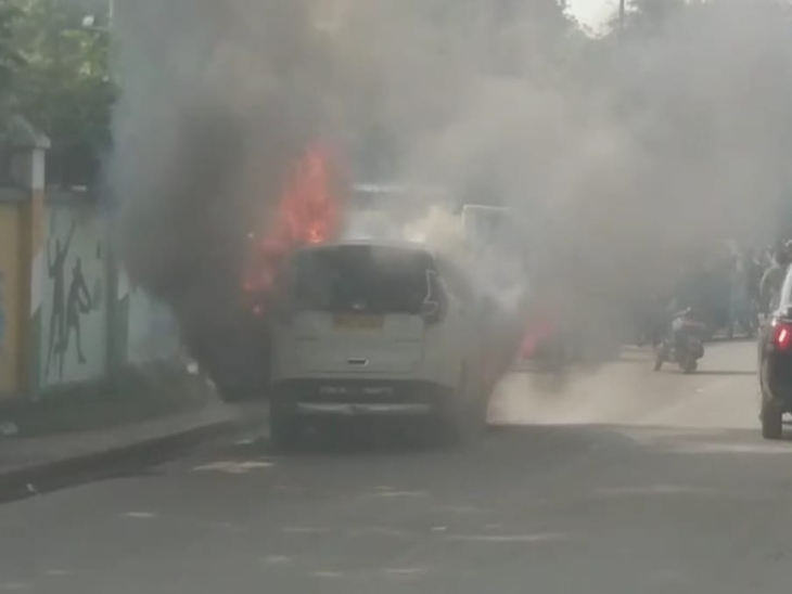 आग की लपटों में गिरी कार, समय रहते चालक ने बचाई कार में सवार परिवार की जान