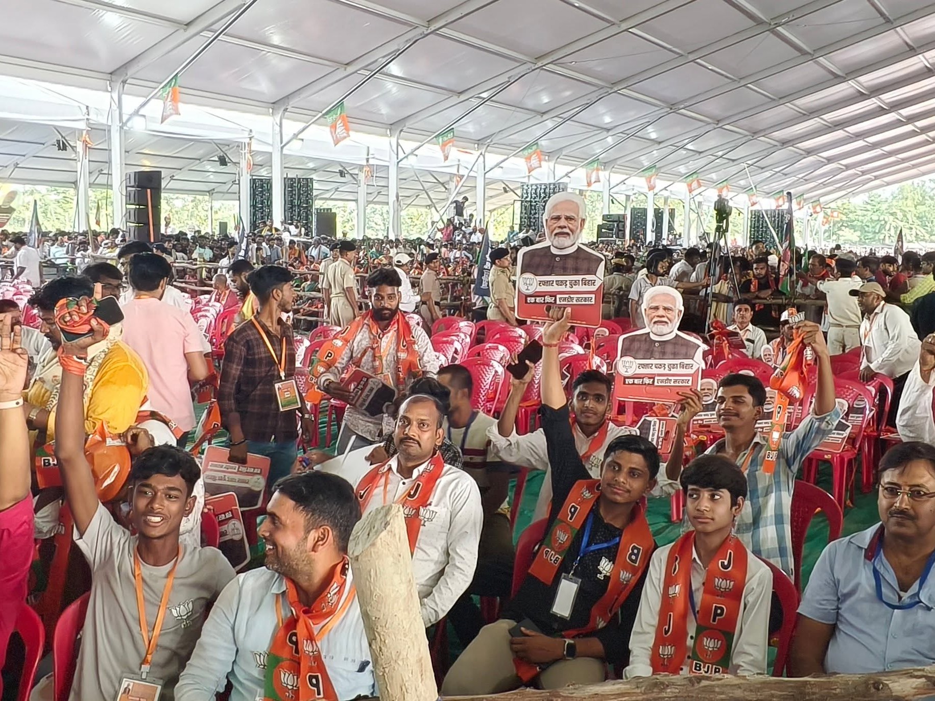 पीएम की जनसभा में मौजूद लोग।