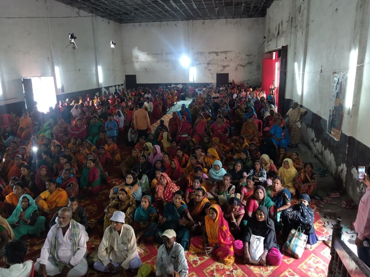 सभा में मौजूद लोग।