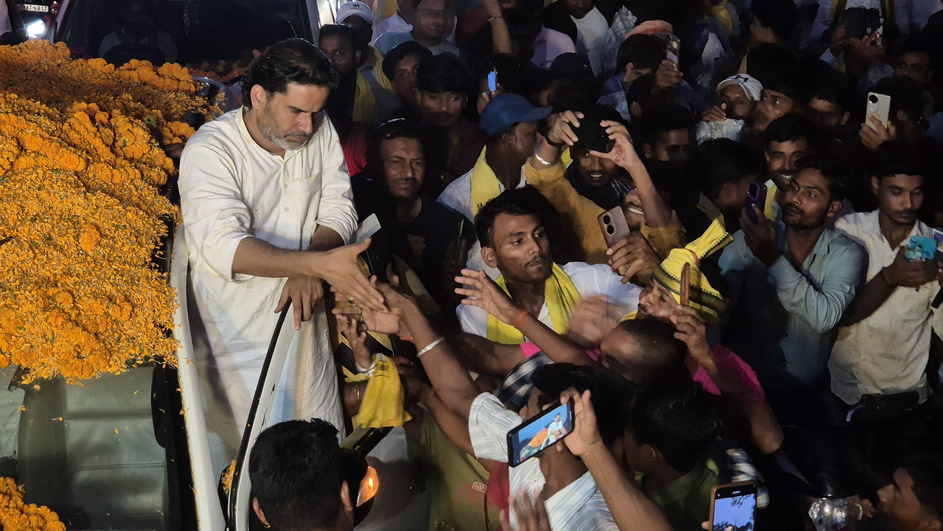 रोसड़ा में रोड शो के दौरान प्रशांत किशोर।