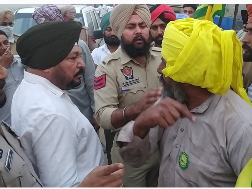 , डीएसपी तपा और किसानों के बीच की बहसबाजी