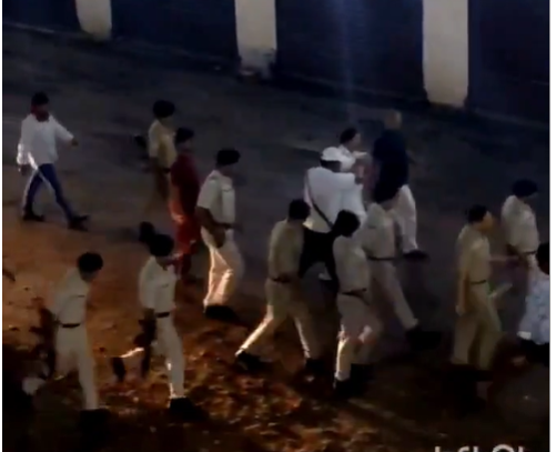 घर से अनंत सिंह को उठाकर ले जाती पटना पुलिस।