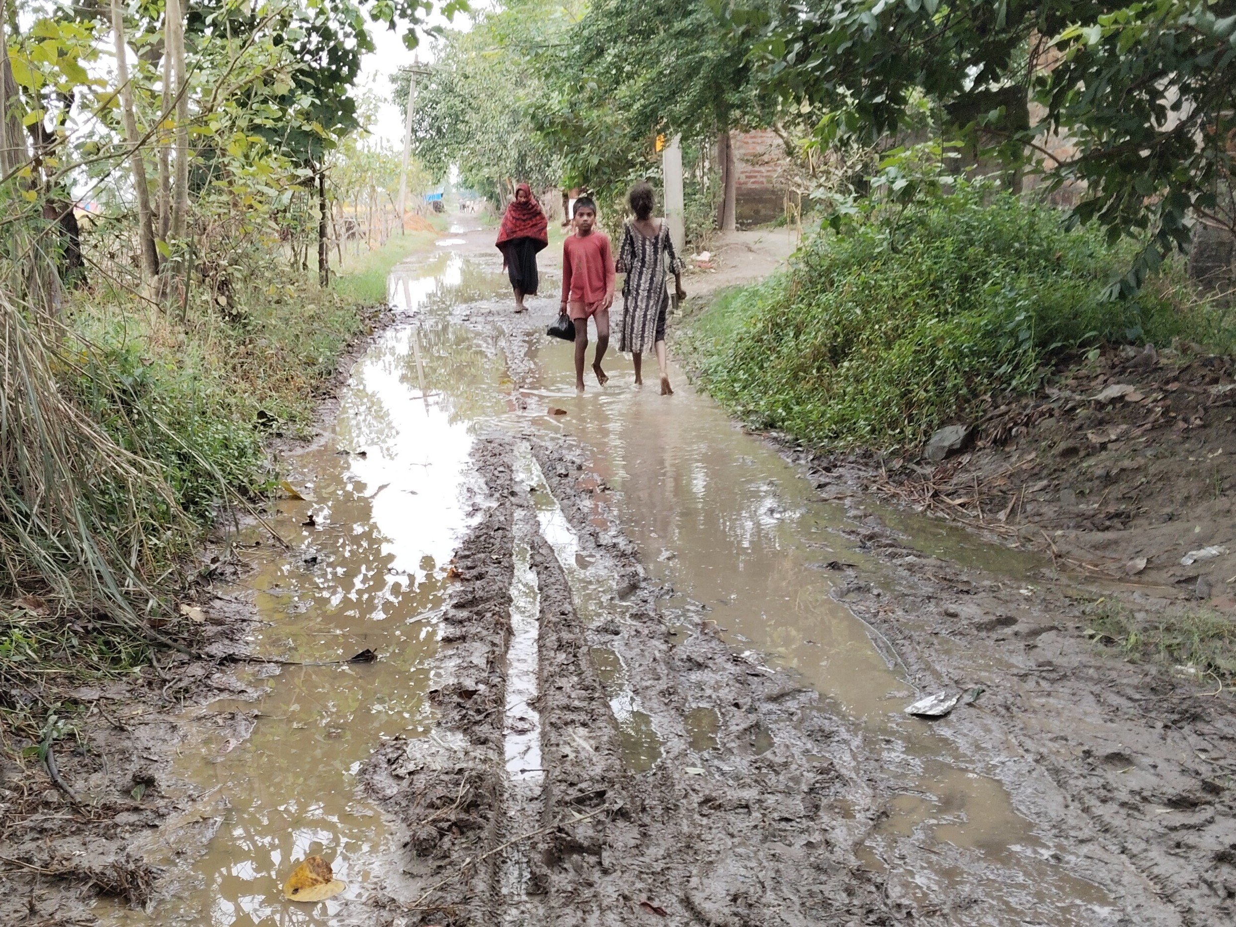 जर्जर सड़क पर जलभराव। - Dainik Bhaskar