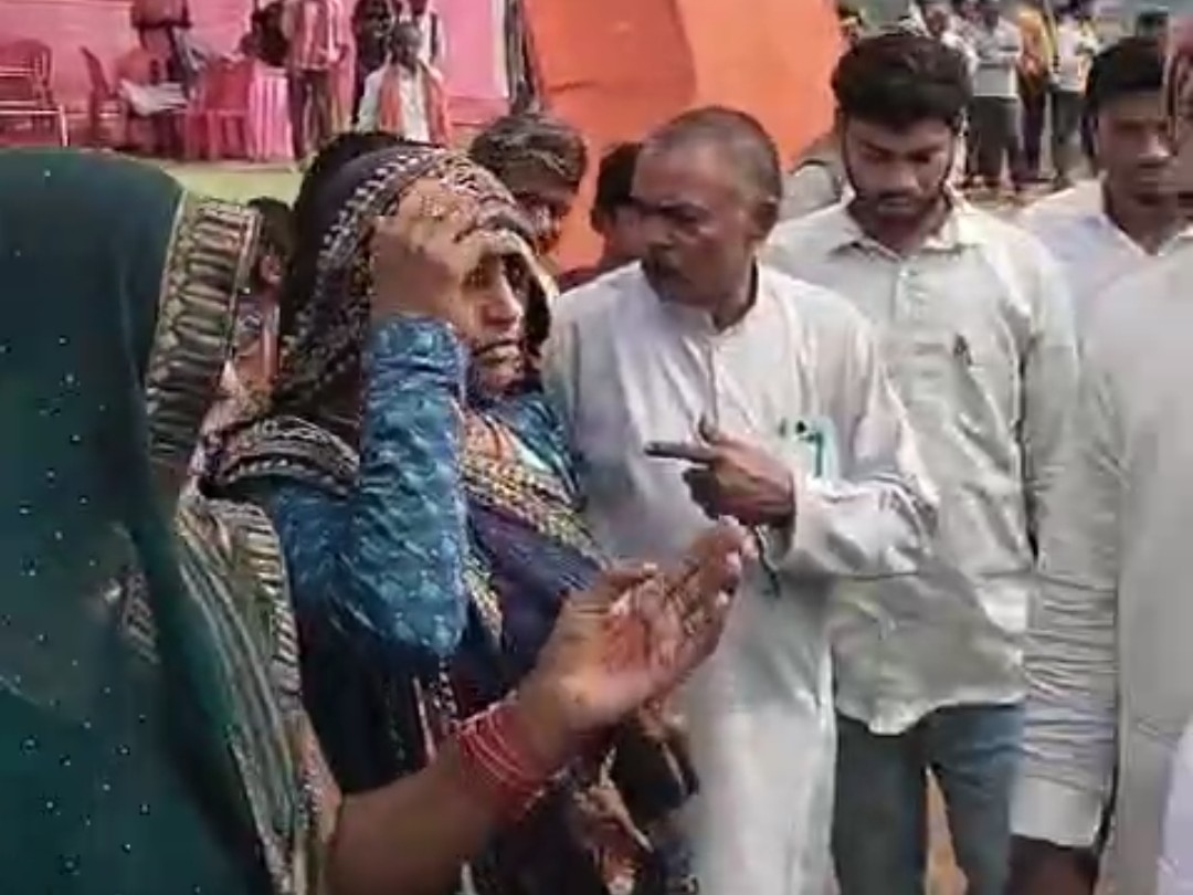 ग्रामीण महिलाओं को समझाने का प्रयास करते स्थानीय नेता।