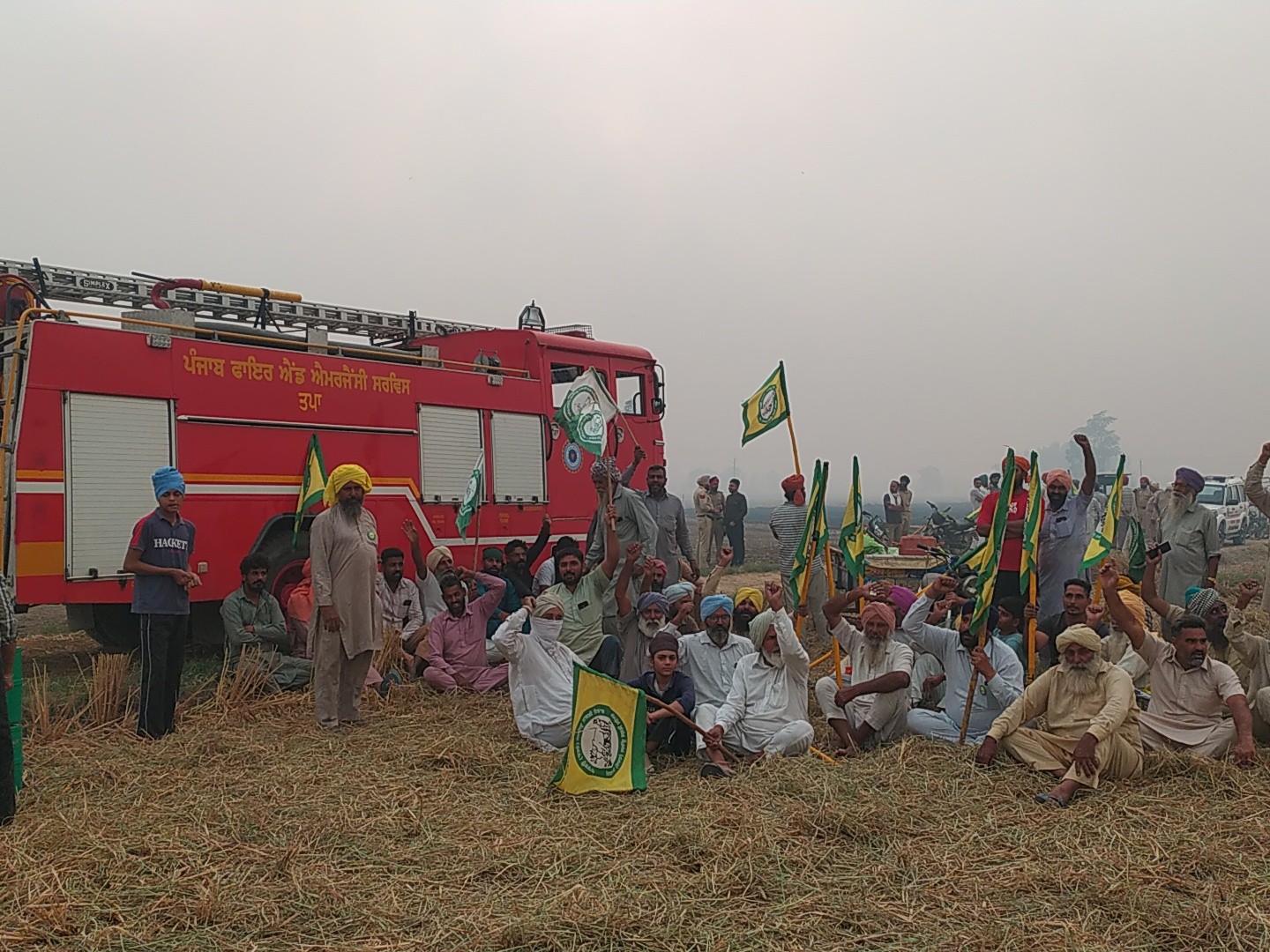 कार्रवाई के विरोध में एकत्र किसान