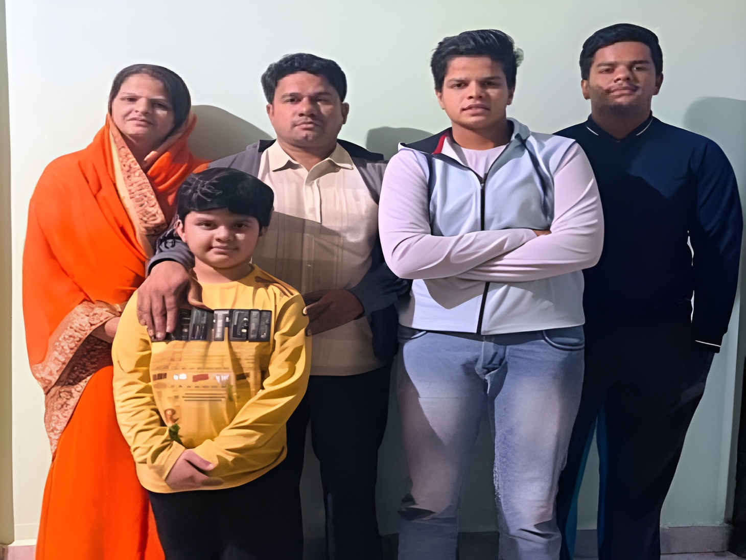 इस तस्वीर में शेफाली वर्मा अपने पिता संजीव, मां प्रवीण बाला, भाई साहिल और छोटी बहन नैंसी के साथ हैं।