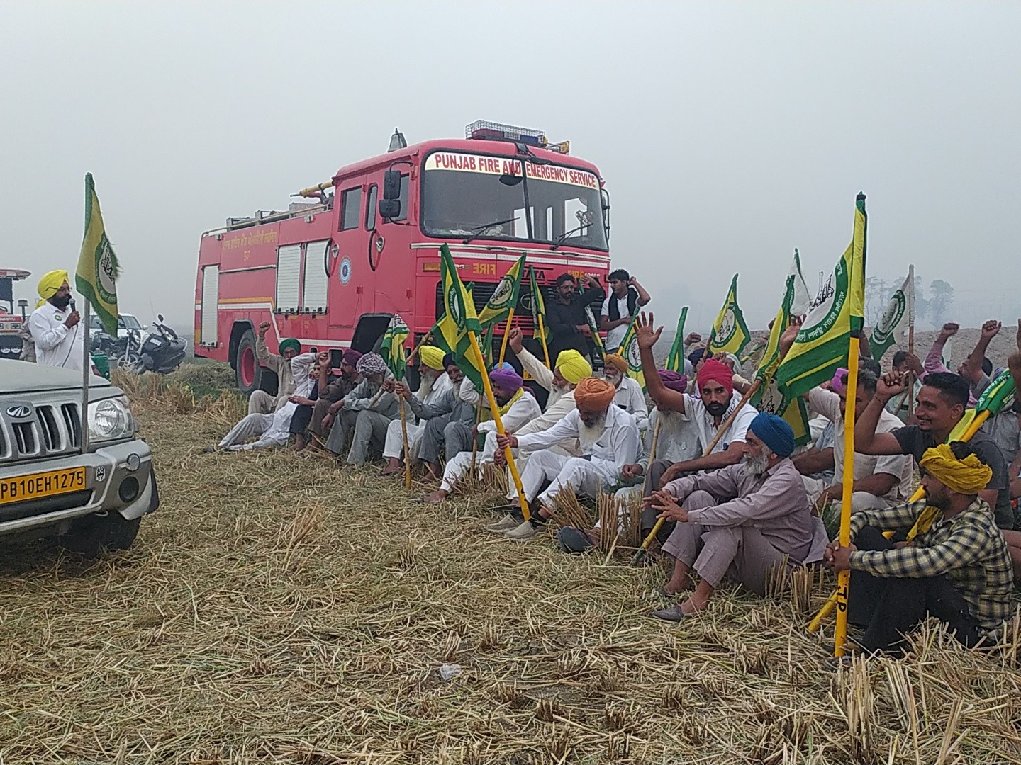 पराली जलाने पर कार्रवाई: अधिकारियों को घेरा:  बरनाला में तीखी बहस, बोले- सरकार मशीनें उपलब्ध नहीं करा रही, मजबूरी में जला रहे – Barnala News