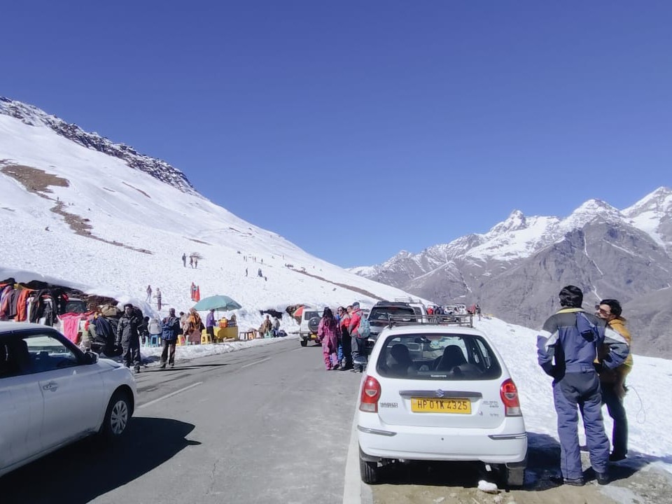 रोहतांग दर्रा में लगी पर्यटकों की भीड़।