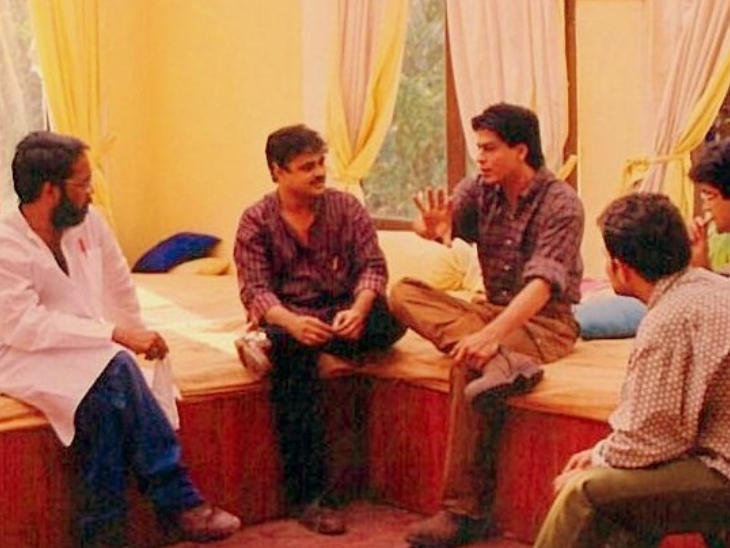 'ওয়ান টু কা ফোর' (2000) ছবির সেটে শাহরুখ খানের সঙ্গে সঞ্জয় চাইল। (ক্রেডিট: সঞ্জয় চাইল)
