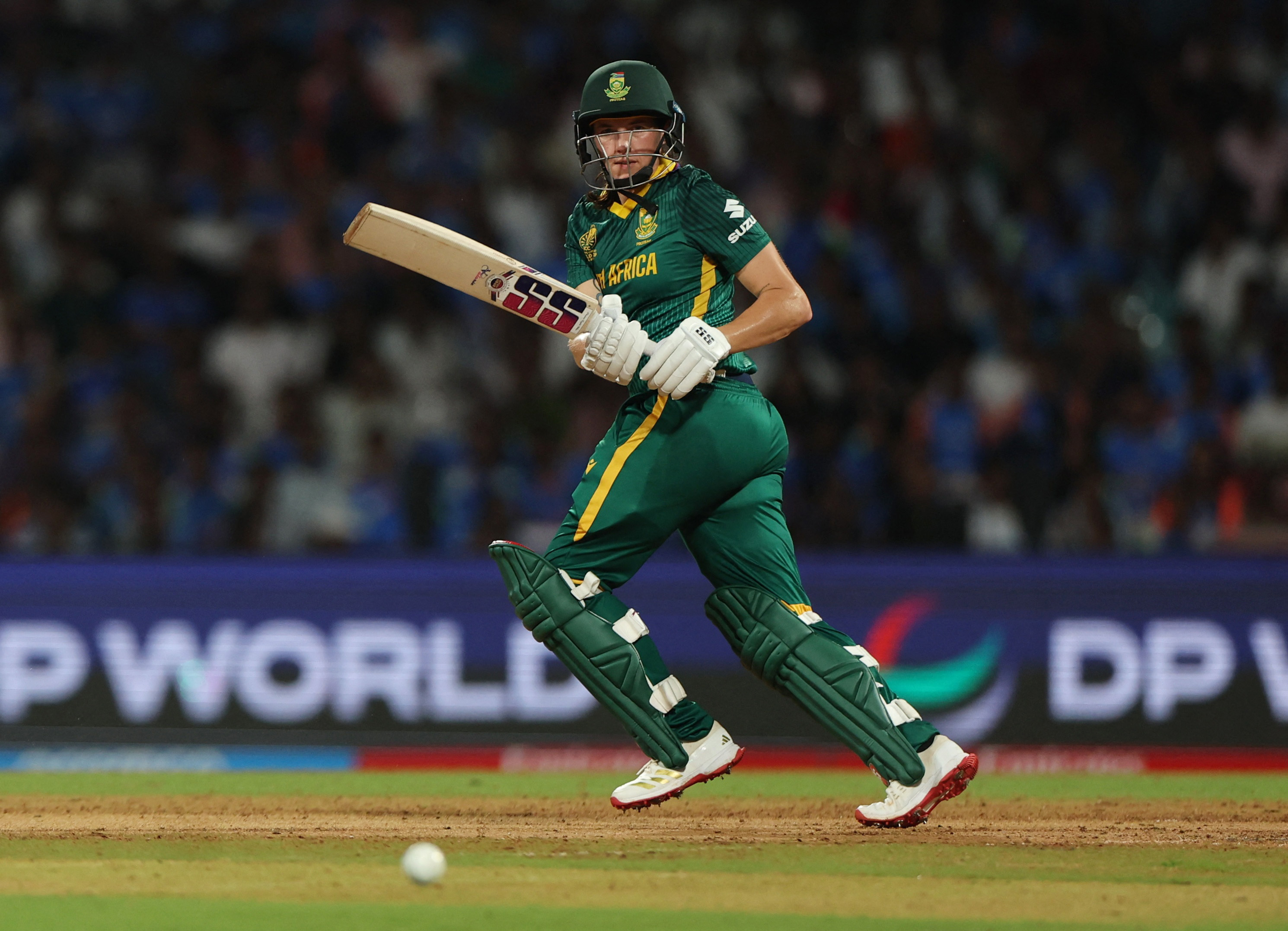 ताजमिन ब्रिट्ज 5 रन के स्कोर पर LBW होने से बच गईं।