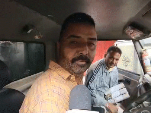 अमृतसर से रविवार सुबह 9 बजे अखबार की सप्लाई लेकर पहुंचे जीवन कुमार दैनिक भास्कर डिजिटल से बातचीत करते हुए।