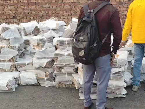 अमृतसर में अखबारों से लदी गाड़ी को सड़क पर ही खाली करवाकर उसकी चेकिंग की गई।