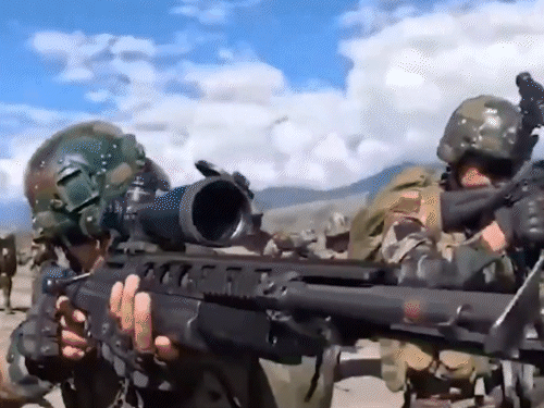 सैनिक हाई-टेक वेपन के साथ टारगेट पर निशाना साध रहे हैं।