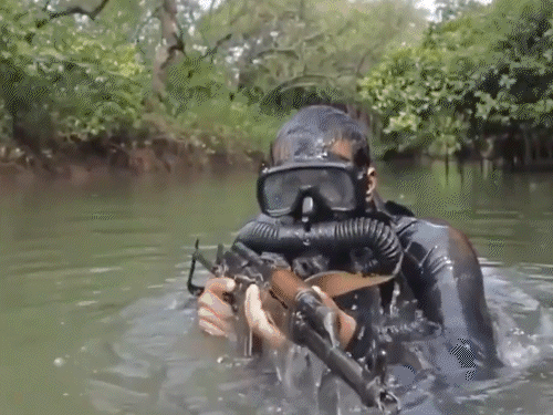 मरीन कमांडोज की एक्सरसाइज।