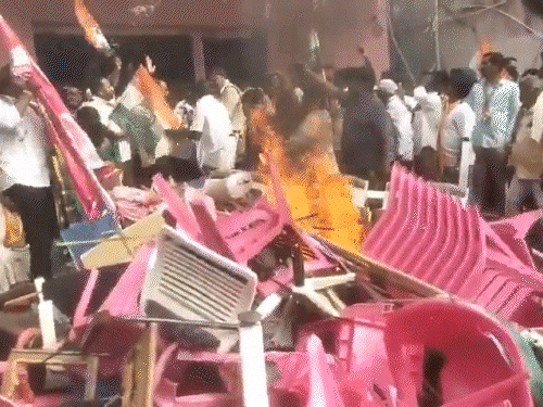 Telangana Congress BRS Office Attack Violence Video Update | Manuguru News  | तेलंगाना में कांग्रेस कार्यकर्ताओं ने BRS ऑफिस पर हमला किया,VIDEO: फर्नीचर  जलाया, पार्टी वर्कर्स को ...
