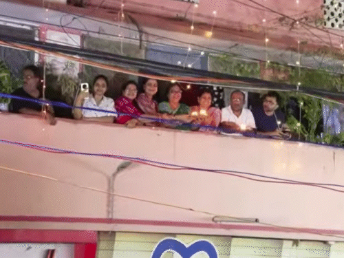 लोगों ने घर की छत से पीएम मोदी की आरती उतारी।