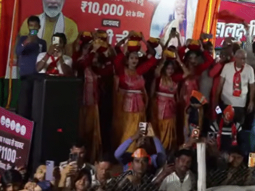 पीएम के स्वागत में पारंपरिक डांस हुआ।