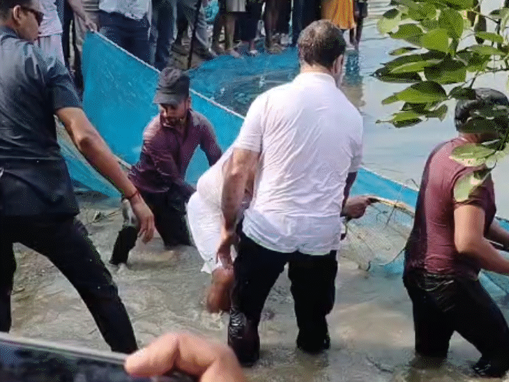 बेगूसराय में मछुआरों के साथ जाल से मछली पकड़ते राहुल गांधी।
