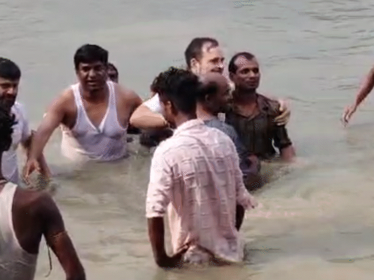 राहुल गांधी ने स्थानीय लोगों के साथ तालाब में डुबकी लगाई।