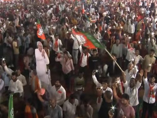 नवादा में PM मोदी ने लोगों से मोबाइल की फ्लैश लाइट जलवाई। पूछा आपके हाथ में इतनी रोशनी है तो लालटेन की क्या जरूरत है।