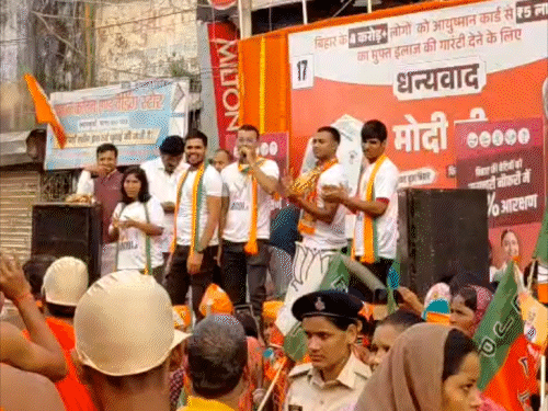 रोड शो से पहले नाला रोड पर नुक्कड़ नाटक का आयोजन किया गया।