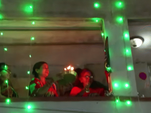 घर की बालकनी से महिलाओं ने आरती उतारी।