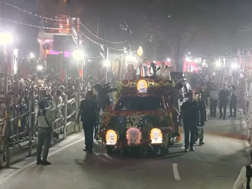 दिनकर चौक से पीएम मोदी का रोड शो शुरू हुआ।