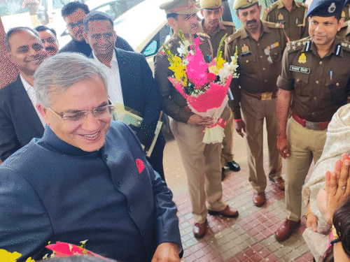 यह तस्वीर 8 महीने पहले की है। जब मुख्य चुनाव आयुक्त ज्ञानेश कुमार अलीगढ़ पहुंचे थे और उनका स्वागत उनकी बेटी और कासगंज डीएम मेघा रूपम ने की।