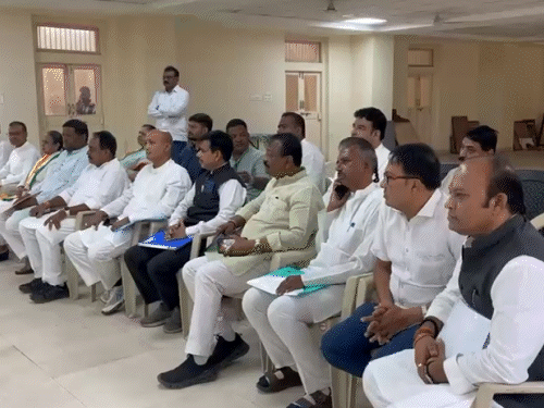 संगठन सृजन की बैठक के दौरान कांग्रेस के पदाधिकारी-कार्यकर्ता। (फाइल फोटो)