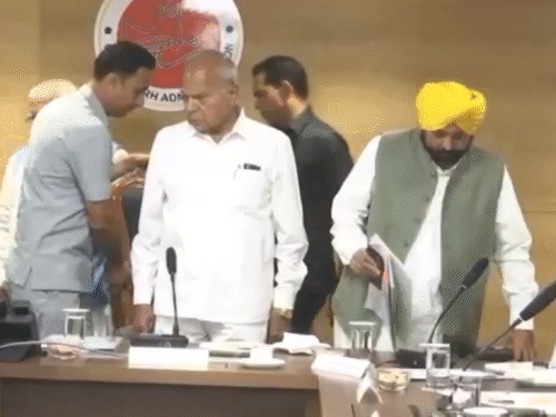 दो साल पहले तत्कालीन पंजाब के गवर्नर बनवारी लाल पुरोहित पंजाब और हरियाणा के सीएम से मीटिंग करते हुए। (फाइल फोटो)