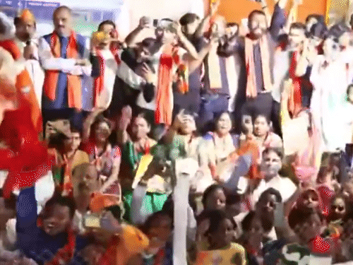 रोड शो में खड़े लोगों ने पीएम का अभिवादन किया।