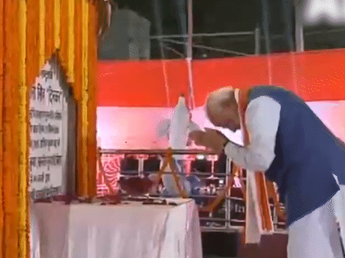 PM मोदी ने दिनकर की प्रतिमा पर माल्यार्पण कर रोड शो की शुरुआत की