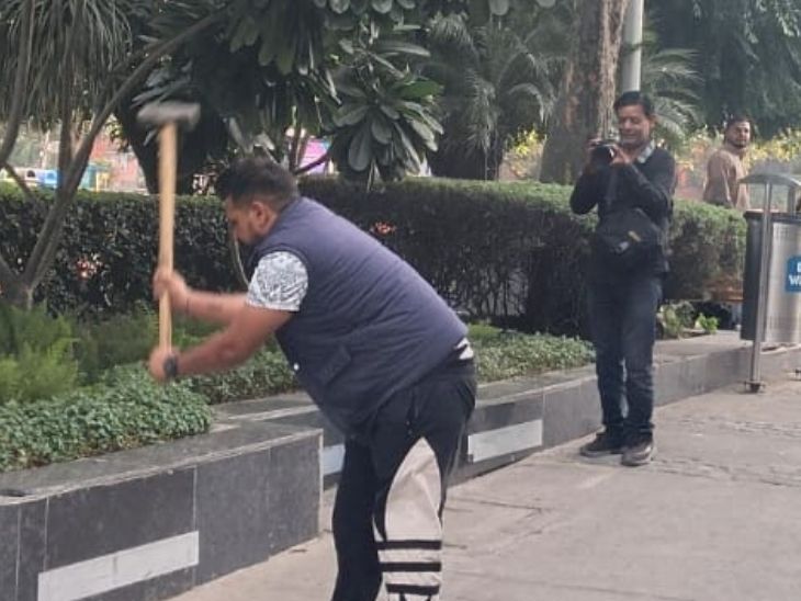 हथोड़े से कर्मचारी तोड़ते हुए।